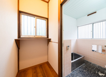 a Vacant Property Revitalized as a Share House (Bathroom)